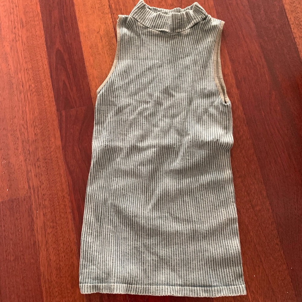 FREE PEOPLE NEVER WORN TUTRLE NECK TANK